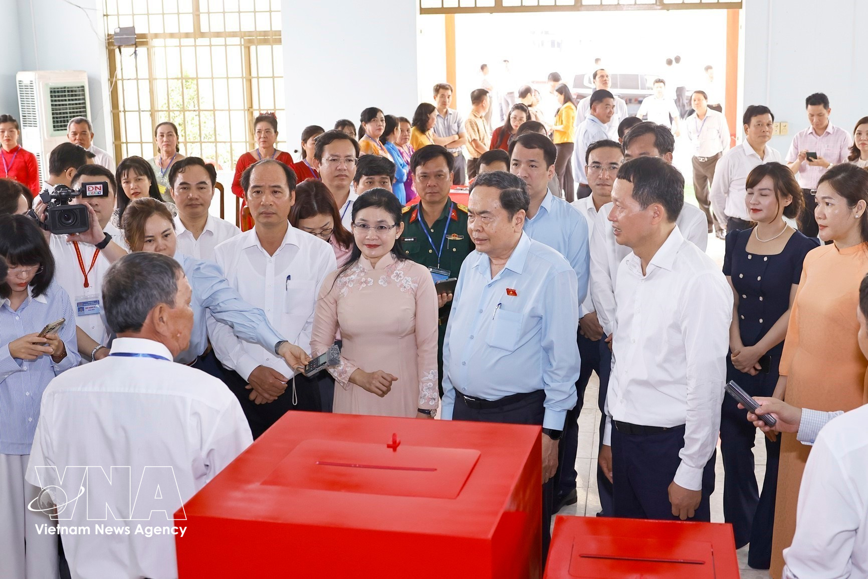 El presidente de la Asamblea Nacional de Vietnham, Tran Thanh Man, revisa los preperativos para las elecciones lejislativas en Dong Nai. (Foto: VNA)