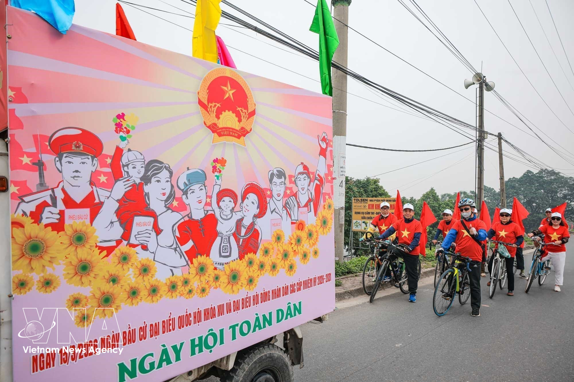 Un equipo de propaganda móvil de la comuna de O Dien, en Hanoi, con uniformes y banderas rojas animando el día de las elecciones. Foto: VNA