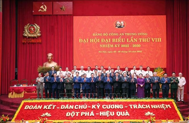 Líderes y exlíderes del Partido y del Estado con delegados asistentes a la VIII Asamblea partidisa de la Comisión Central de Seguridad Pública, período 2025-2030. (Foto: VNA)