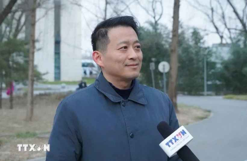 El profesor Qu Qiang, de la Universidad Minzu de China (Foto: VNA)