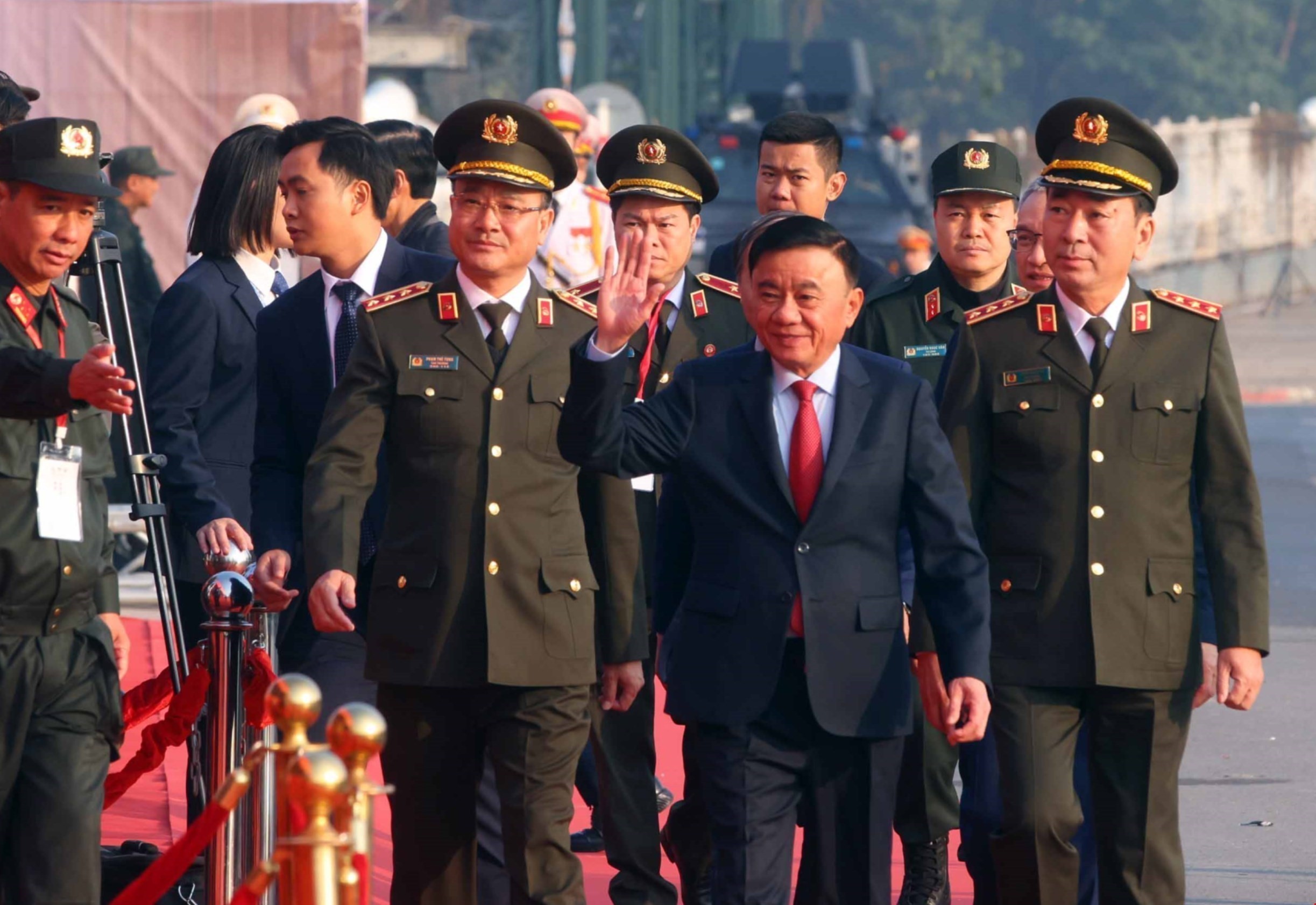 El miembro del Buró Político y miembro permanente del Secretariado del Comité Central del PCV, Tran Cam Tu, asiste a la ceremonia de despliegue de agentes como parte del ensayo de los planes de seguridad para el XIV Congreso Nacional del Partido (Foto: VNA)