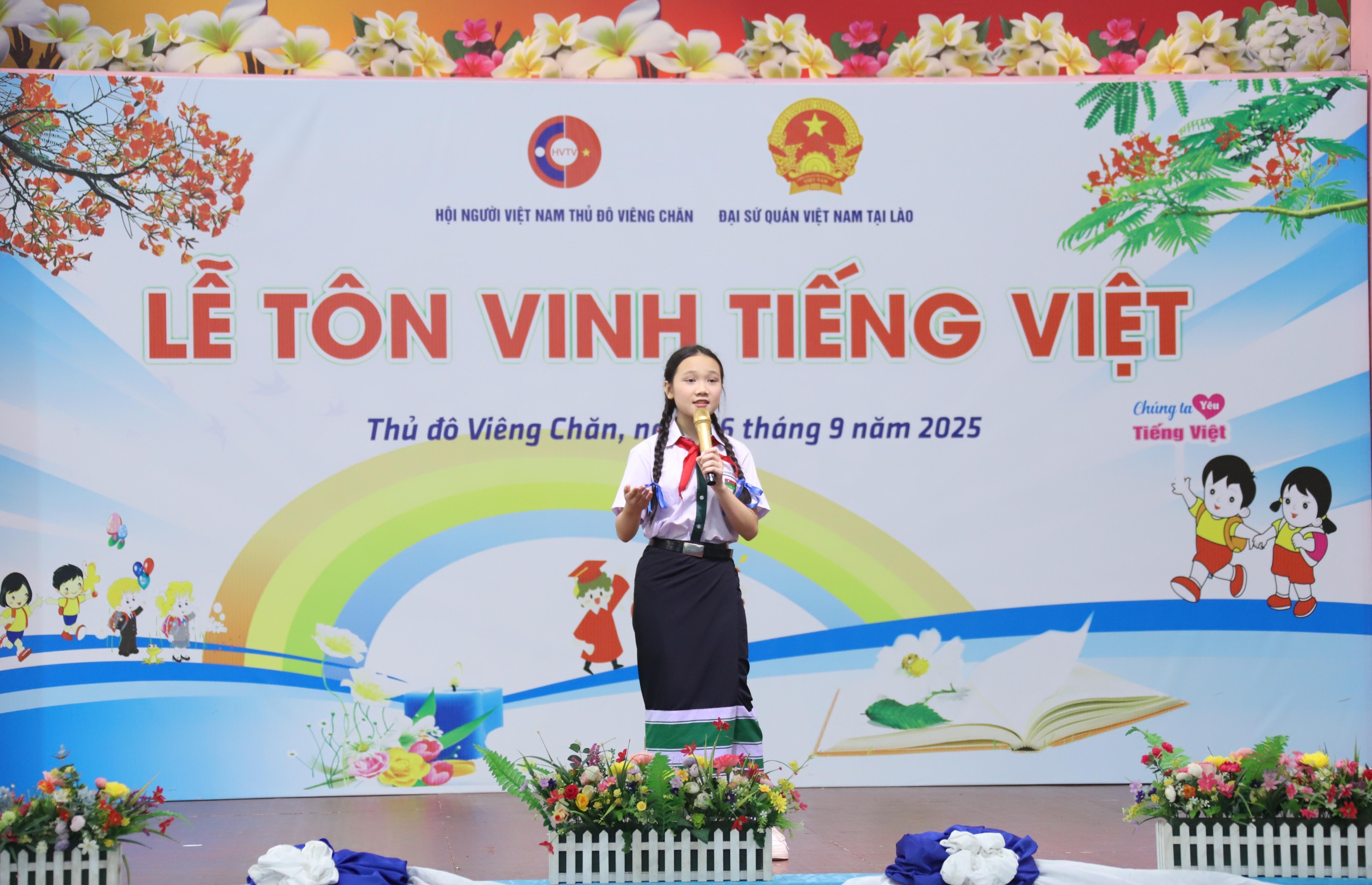 Una estudiante de la escuela bilingüe lao-vietnamita Nguyen Du participa en un concurso de narración de cuentos en vietnamita. (Foto: VNA)
