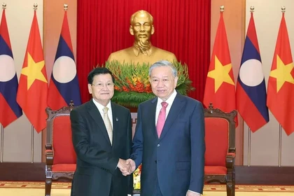 El secretario general del Partido Comunista de Vietnam, To Lam, y el secretario general del Partido Popular Revolucionario y presidente de Laos, Thongloun Sisoulith, en Hanoi en octubre de 2025. (Fuente: VNA)