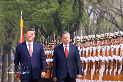 El secretario general del Partido Comunista de China y presidente del país, Xi Jinping, y el secretario general del Partido Comunista de Vietnam y presidente de la República, To Lam, en la ceremonia. (Fuente: VNA)