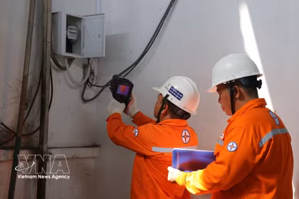 El Equipo de Gestión de la Red Eléctrica de la Compañía Eléctrica Binh Chanh realiza actividades en 34 centros de votación en la comuna de Binh Hung, Ciudad Ho Chi Minh. (Fuente: VNA)