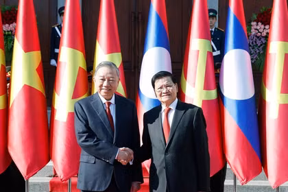 El secretario general del Partido Popular Revolucionario de Laos y presidente del país, Thongloun Sisoulith, recibe al secretario general del Partido Comunista de Vietnam, To Lam (izquierda). (Foto: VNA)
