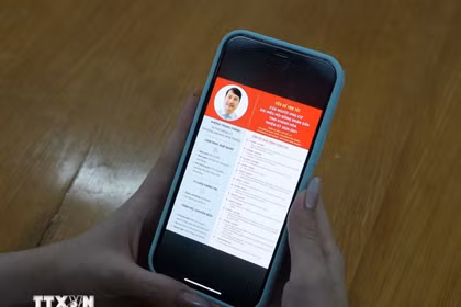 La información sobre los candidatos al Consejo Popular Provincial de Khanh Hoa para el período 2026-2031 se publica en canales digitales, lo que facilita a los votantes seguirlos y conocerlos. (Foto: VNA)