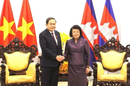 El presidente de la Asamblea Nacional de Vietnam, Tran Thanh Man, y la titular de la Asamblea Nacional de Camboya, Khuon Sudary. (Fuente: VNA)