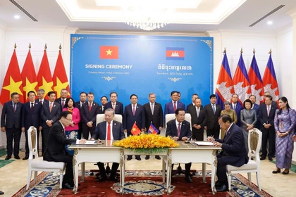 En la firma de un Acuerdo de cooperación entre el Comité del Partido del Ministerio de Asuntos Exteriores de Vietnam y la Comisión de Asuntos Exteriores del Partido Popular de Camboya. (Fuente: VNA)