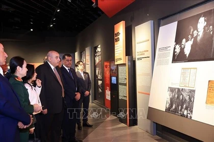 El presidente de la Cámara de Representantes de Jordania, Mazen Turki El Qadi, y delegados en el Museo de Historia Militar de Vietnam. (Fuente: VNA)