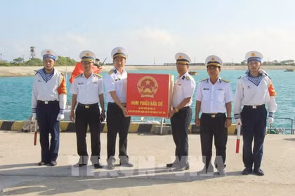 El comandante de la isla Song Tu Tay recibió las urnas del grupo de trabajo de la Brigada 146, Región 4 de la Armada. (Fuente: VNA)