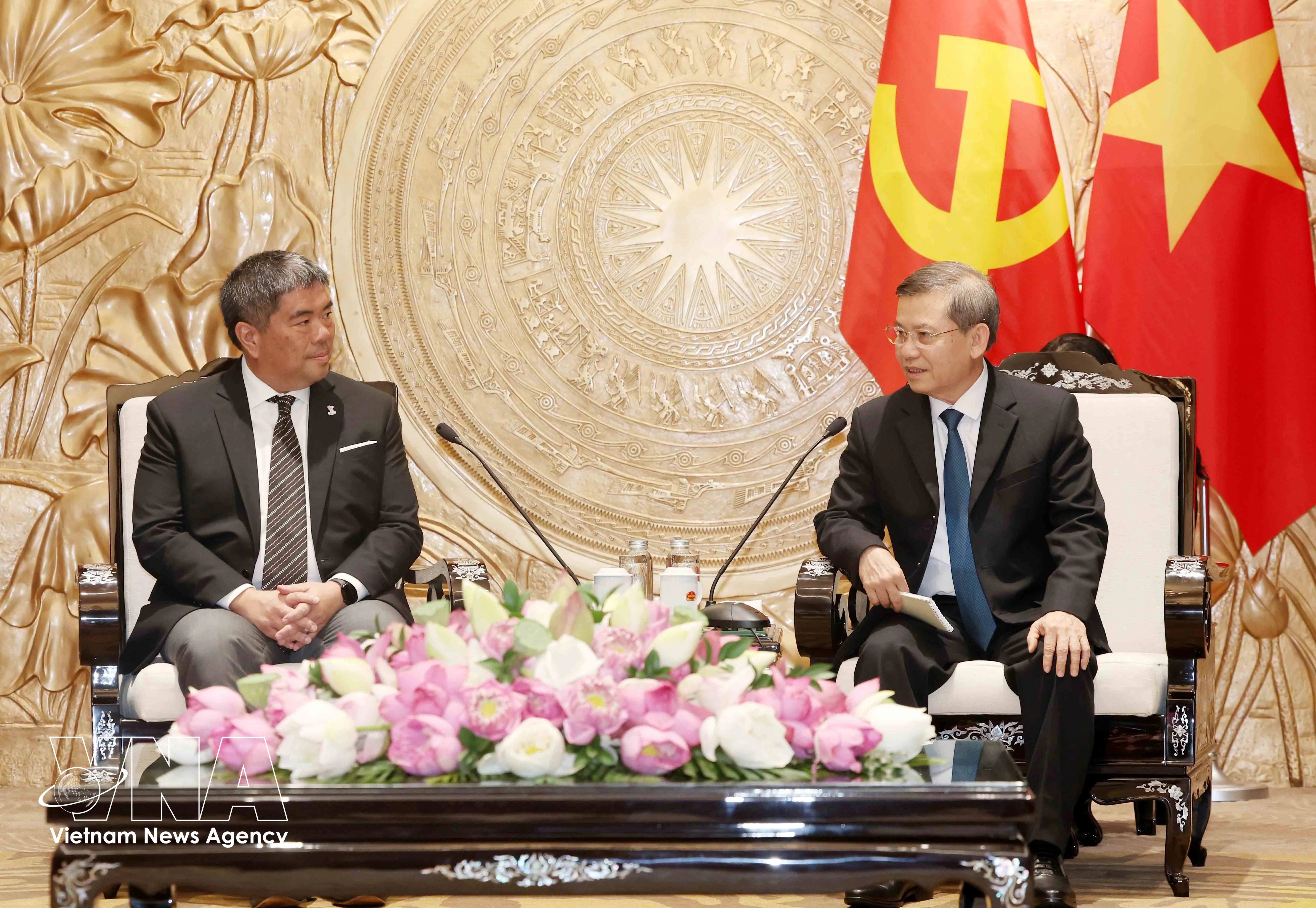 El miembro del Buró Político, secretario del Comité Central del Partido Comunista de Vietnam y jefe de su Comisión de Asuntos Internos, Le Minh Tri, recibe a Isra Sunthornvut, subjefe del Partido Demócrata de Tailandia. (Fuente: VNA)
