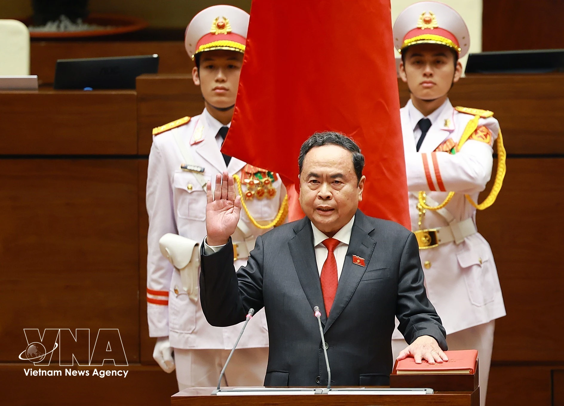 El presidente de la Asamblea Nacional, Tran Thanh Man, presta juramento. Foto: VNA.
