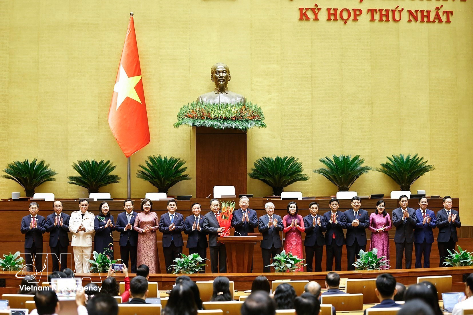 El secretario general To Lam entrega flores para felicitar al presidente de la Asamblea Nacional, Tran Thanh Man, . Foto: VNA