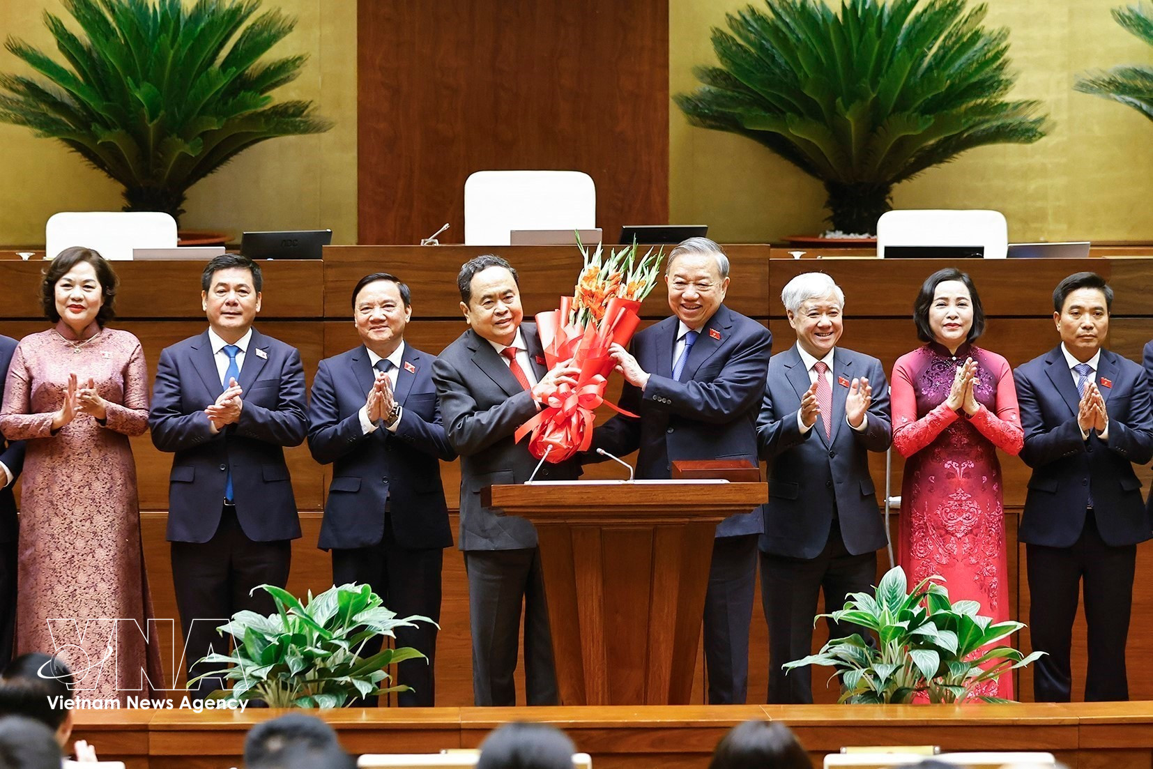 El secretario general To Lam entrega flores para felicitar al presidente de la Asamblea Nacional, Tran Thanh Man. Foto: VNA