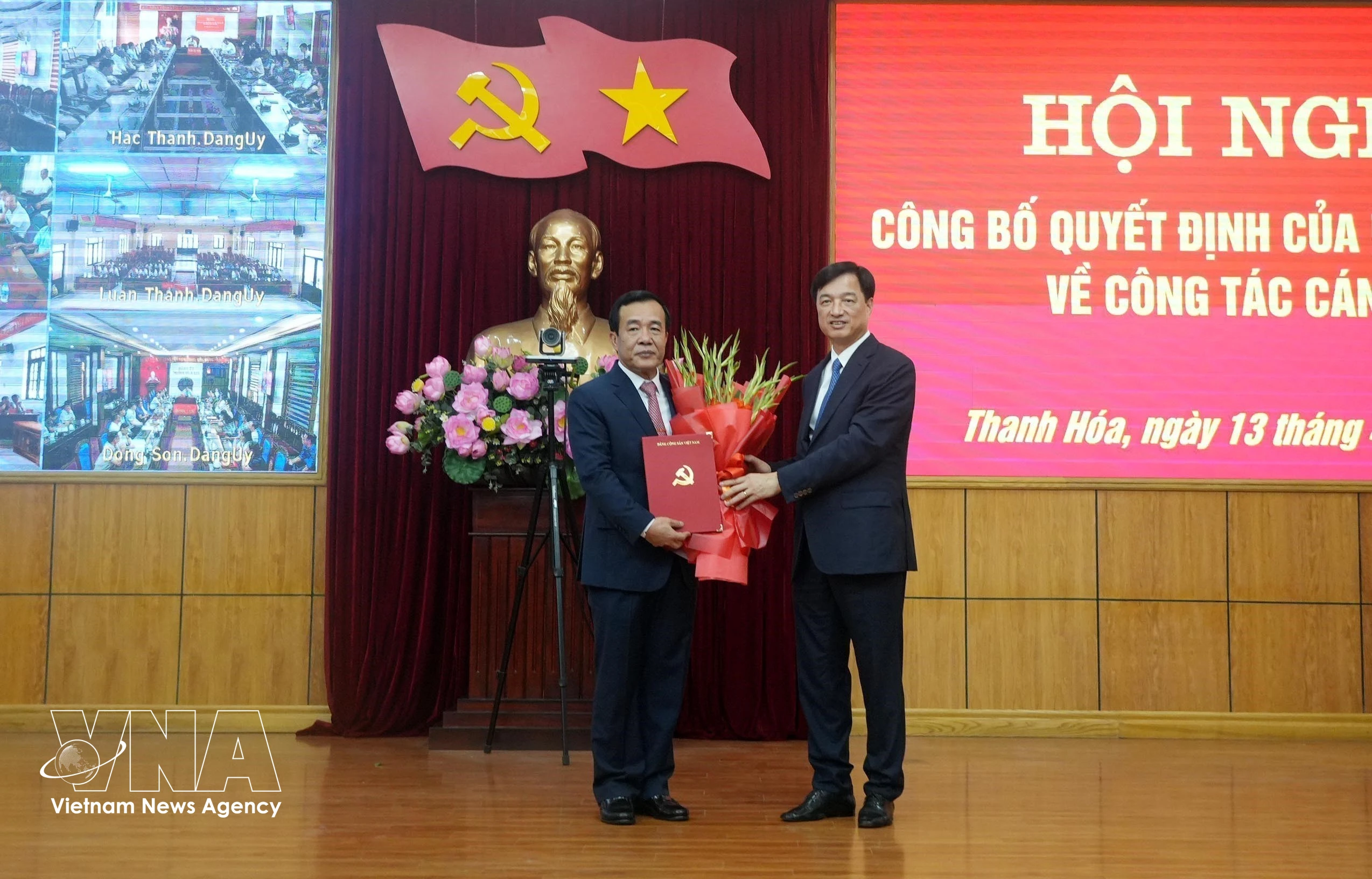 El jefe de la Comisión de Organización del Comité Central, Nguyen Duy Ngoc, (derecha) presenta la Decisión y felicita al coronel general Le Duc Thai, secretario del Comité del Partido de Thanh Hoa para el período 2025-2030. (Foto: VNA)