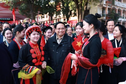 El primer ministro de Vietnam, Pham Minh Chinh, con estudiantes de la provincia de Thai Nguyen. (Fuente: VNA)