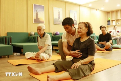 Personas mayores participan en actividades en una guardería. (Fuente: VNA)