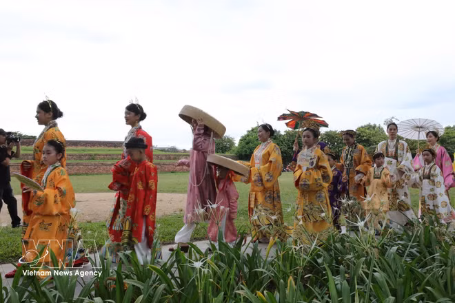 Desfile de trajes tradicionales vietnamitas en Hue 2026 