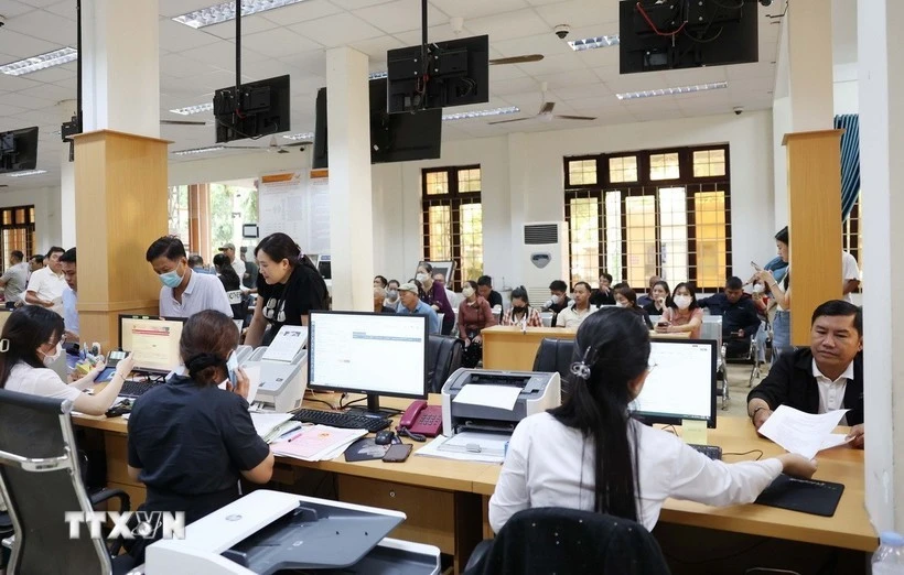 El Comité Popular del barrio de Buon Ma Thuot, provincia de Dak Lak, dirige el funcionamiento del centro de servicios de administración pública a nivel comunal (Foto: VNA)
