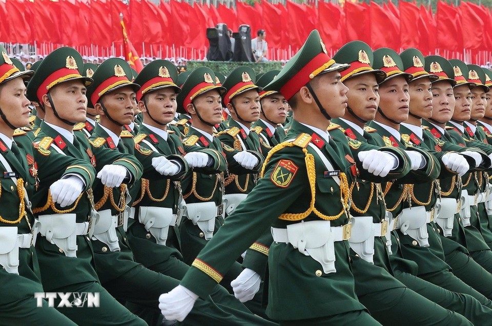Oficiales del Ejército en el desfile conmemorativo del 80 aniversario de la Revolución de Agosto y el Día Nacional el 2 de septiembre. (Fuente: VNA)