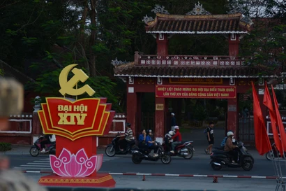 Pancartas y decoraciones de bienvenida al XIV Congreso Nacional del Partido se exhiben en el centro de la ciudad de Hue. (Foto: VNA)