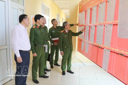 La delegación de trabajo de la policía de Ninh Binh inspecciona los preparativos para las elecciones en el centro de detención número 2, barrio de Ly Thuong Kiet. (Fuente: VNA)
