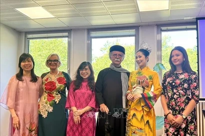 Hoang Thu Trang (tercera de la izquierda) en una actividad de Art Space (Fuente: VNA)