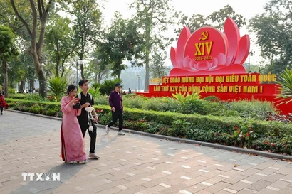 Pancartas y consignas para dar la bienvenida al XIV Congreso Nacional del Partido Comunista de Vietnam en un parque en Hanoi (Fuente: VNA)