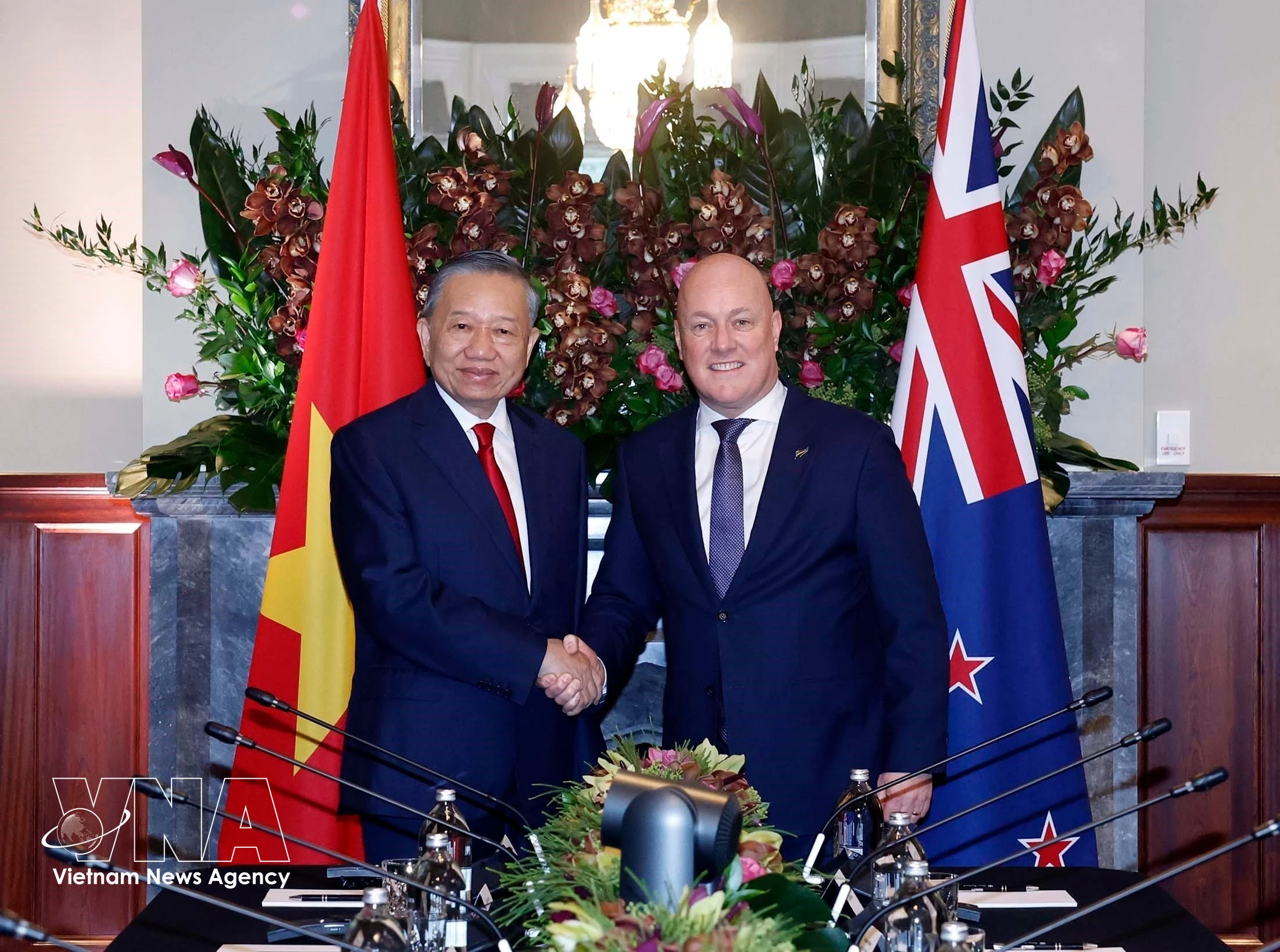 El secretario general del Comité Central del Partido Comunista y presidente de Vietnam, To Lam (izquierda), se reúne con el primer ministro de Nueva Zelanda, Christopher Luxon. (Foto: VNA)