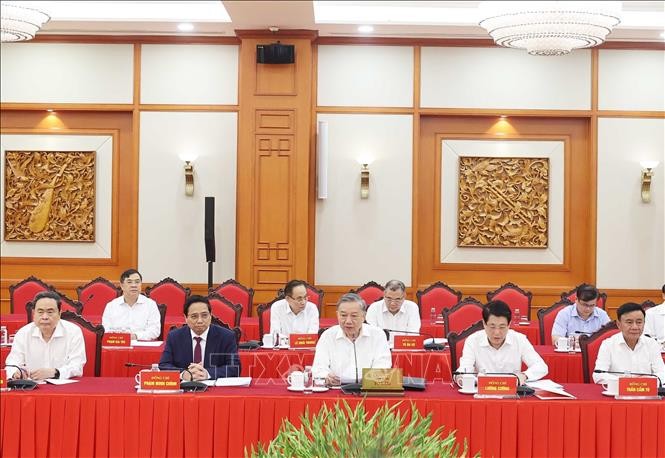 El Buró Político del Partido Comunista de Vietnam (PCV) sostiene una sesión de trabajo con el Buró Ejecutivo de la Comisión Militar Central (Fuente: VNA)