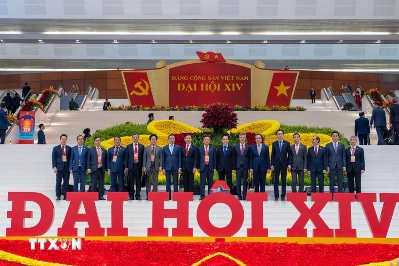 El embajador Trinh Duc Hai (tercero desde la derecha) y otros delegados asistentes al XIV Congreso Nacional del Partido (Foto: VNA)