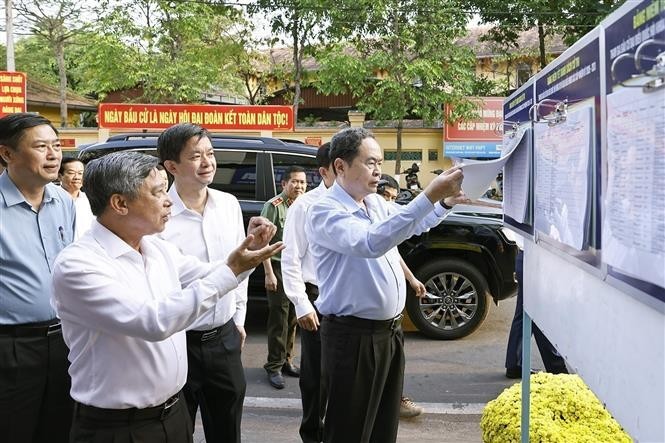 El presidente de la Asamblea Nacional, Tran Thanh Man (primero, a la derecha) inspecciona un colegio electoral en el distrito de Ninh Kieu, ciudad de Can Tho. (Foto: VNA)