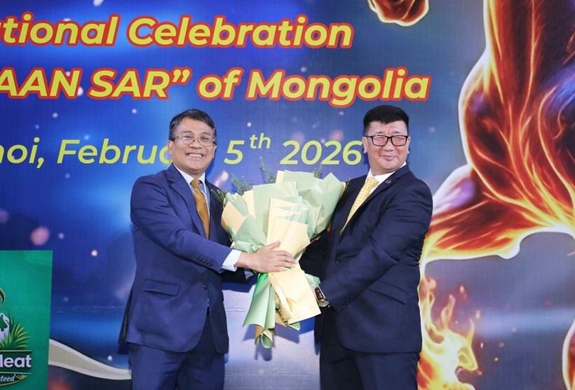 El viceministro permanente de Relaciones Exteriores, Nguyen Minh Vu, entregó flores para felicitar al embajador de Mongolia en Vietnam, Jigjee Sereejav. (Foto: VNA)