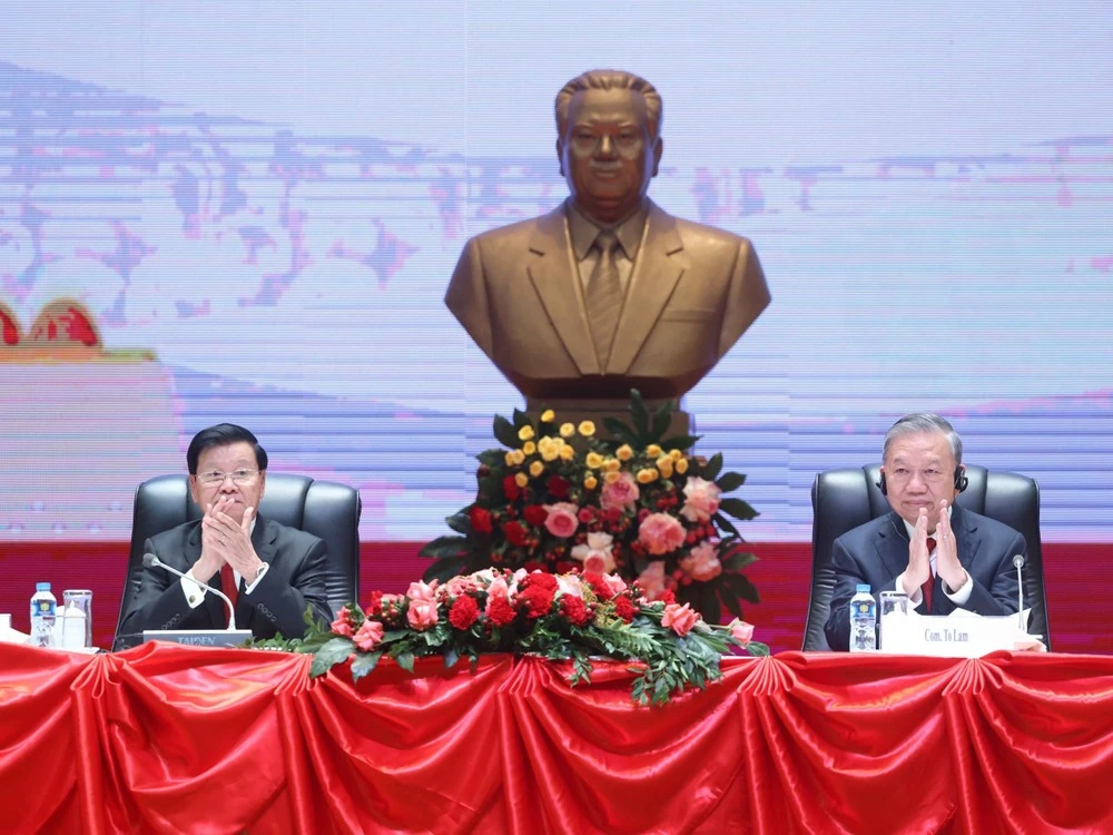 El Secretario General del Partido Comunista de Vietnam To Lam y el Secretario General del Partido Popular Revolucionario de Laos y el presidente del país, Thongloun Sisoulith, copresiden una conferencia en Vientiane el 5 de febrero sobre los resultados del 14o Congreso Nacional del PCV. (Foto: VNA)