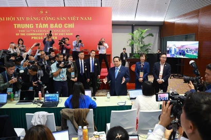 El primer ministro Pham Minh Chinh visita el Centro de Prensa del XIV Congreso Nacional del Partido Comunista de Vietnam. (Foto: VNA)