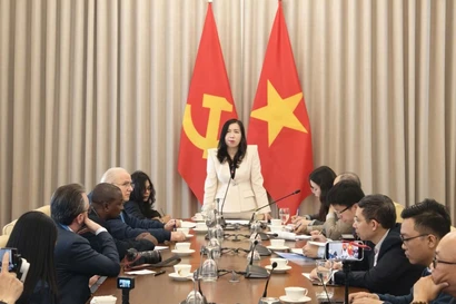 La viceministra de Relaciones Exteriores, Le Thi Thu Hang, da la bienvenida a los periodistas y les informa sobre algunos de los logros recientes de Vietnam. (Foto: Ministerio de Relaciones Exteriores)