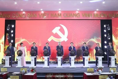 El secretario general del Partido Comunista de Vietnam, To Lam, y los delegados realizaron la ceremonia de lanzamiento de la página informativa del XIV Congreso Nacional del Partido. (Fuente: VNA)