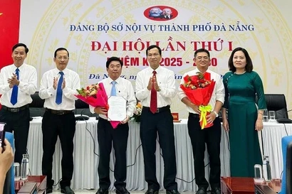 El Comité del Partido Comunista de Vietnam del Departamento de Asuntos Internos de Da Nang anuncia la creación de la célula del Partido en la zona especial de Hoang Sa el 16 de junio. (Fuente: Nhandan.vn)