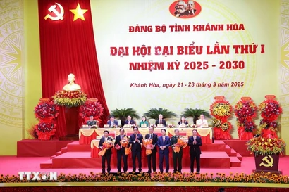 El Buró Ejecutivo del Comité Provincial del Partido de Khanh Hoa entrega flores a los destacados camaradas reconociendo su gran contribución al desarrollo de la provincia durante el último tiempo. (Foto: VNA)