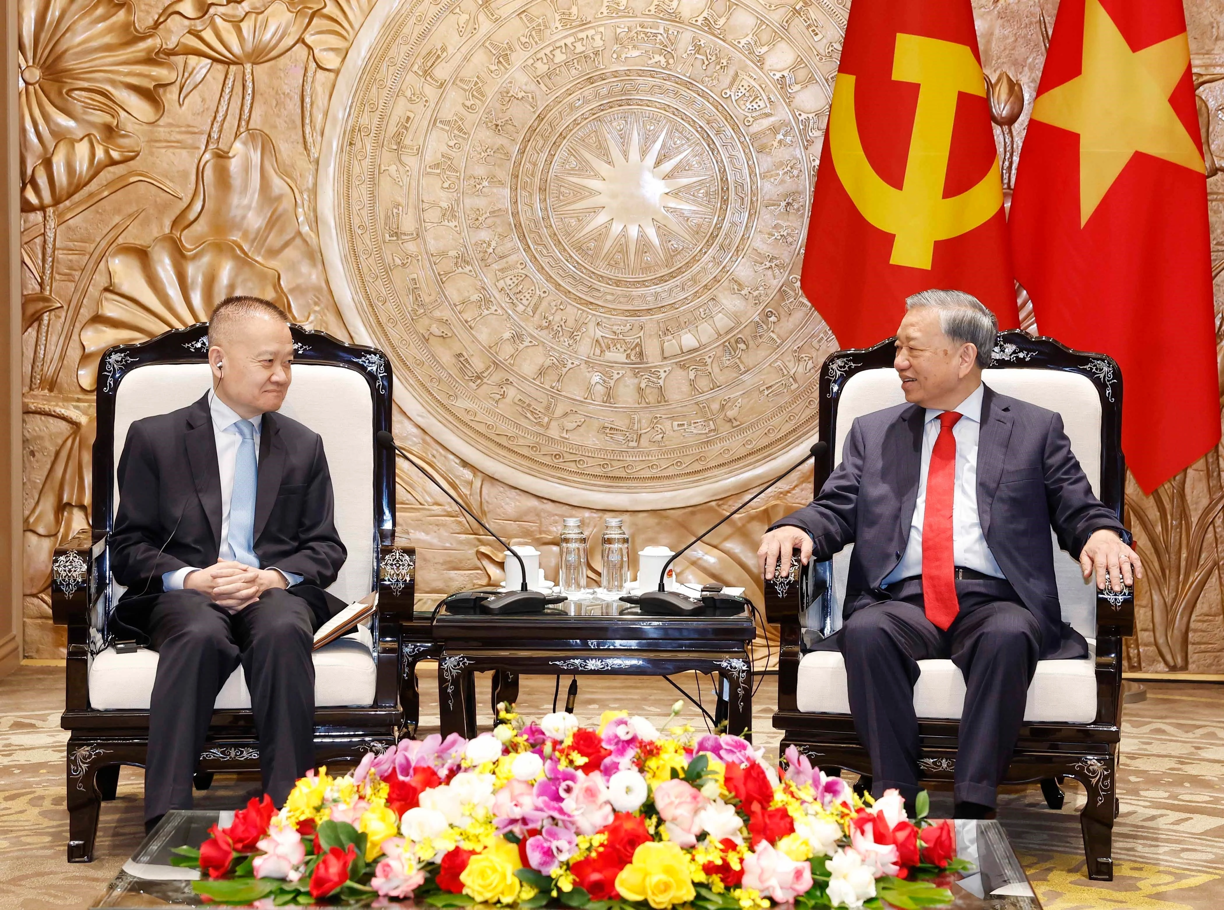 El secretario general del Comité Central del PCV, To Lam (derecha), recibe a Liu Haixing, miembro del Comité Central del PCCh y jefe de su Departamento Internacional, quien se encuentra de visita en Vietnam como enviado especial del secretario general del PCCh y presidente de China, Xi Jinping. (Foto: VNA)