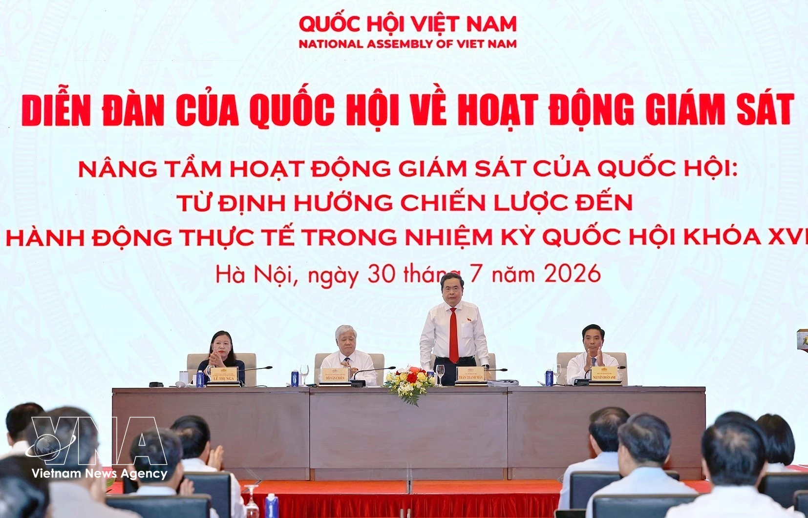 El presidente del Parlamento de Vietnam, Tran Thanh Man, preside el Foro de Supervisión de la Asamblea Nacional. (Foto: VNA)