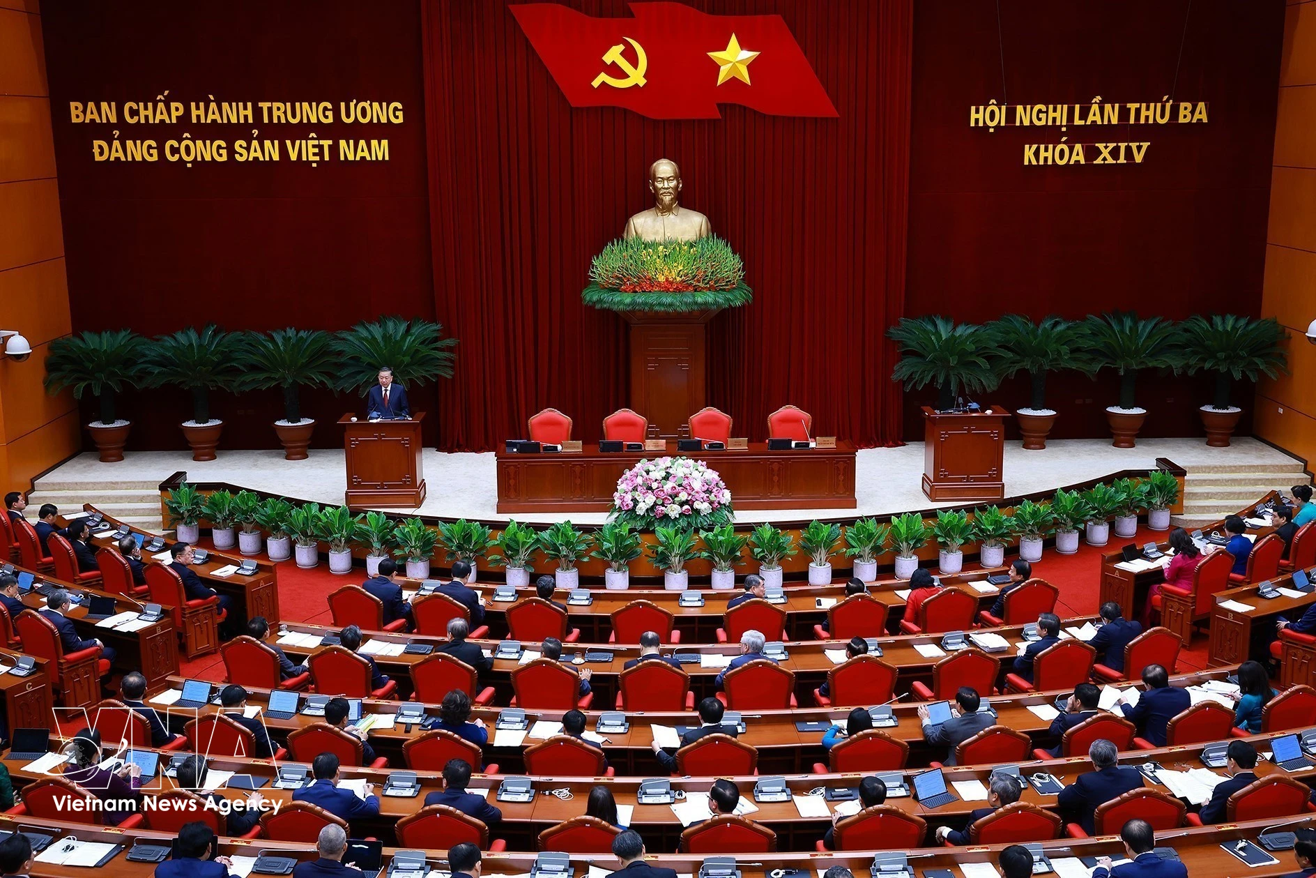 Durante la ceremonia de clausura del tercer pleno del Comité Central del Partido Comunista de Vietnam. (Foto: VNA)