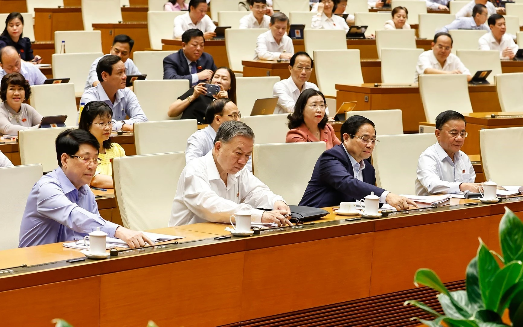 El secretario general del Partido Comunista de Vietnam, el presidente Luong Cuong, el primer ministro Pham Minh Chinh y los delegados aprueban resoluciones y leyes. (Foto: VNA)