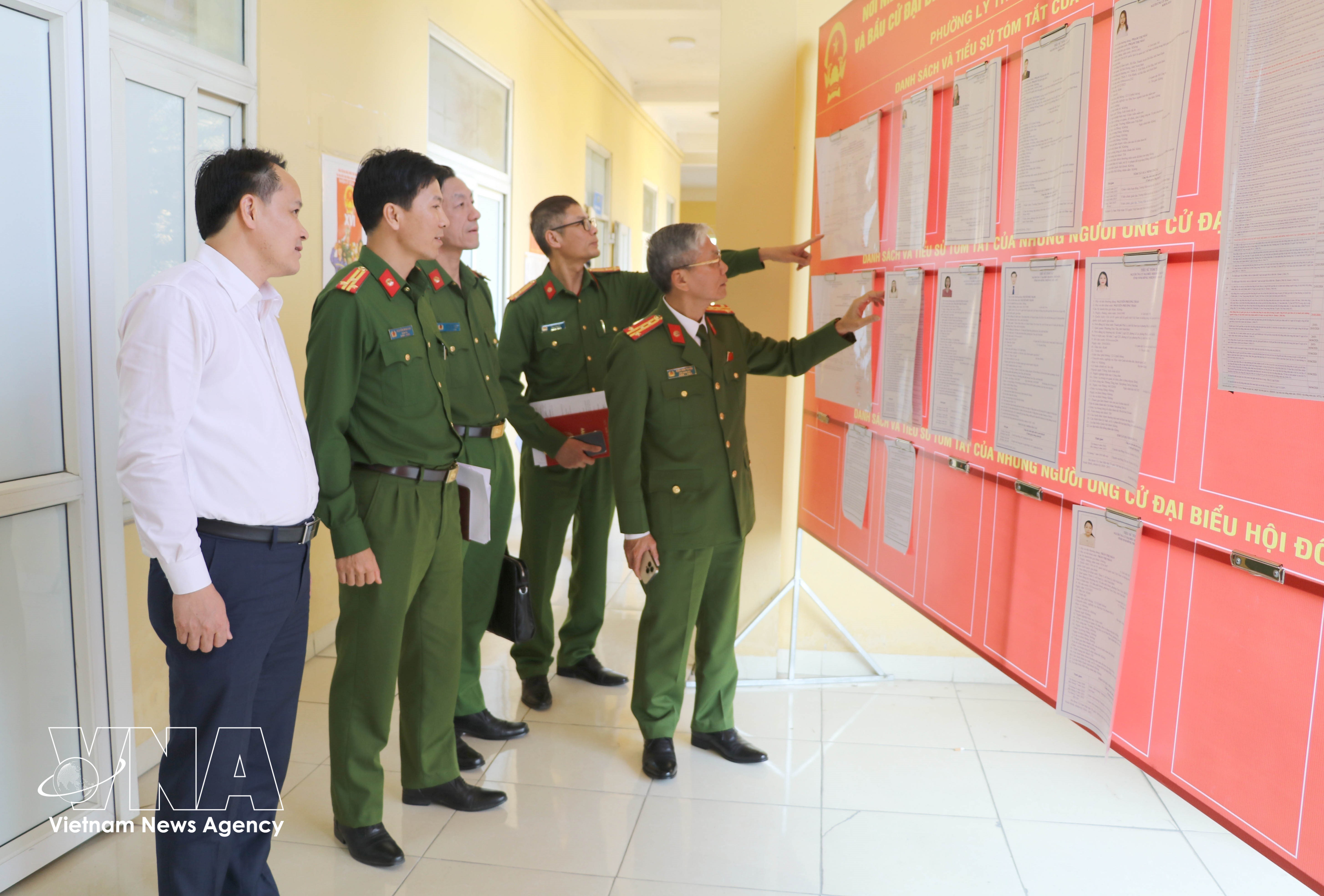 La delegación de trabajo de la policía de Ninh Binh inspecciona los preparativos para las elecciones en el centro de detención número 2, barrio de Ly Thuong Kiet. (Fuente: VNA)