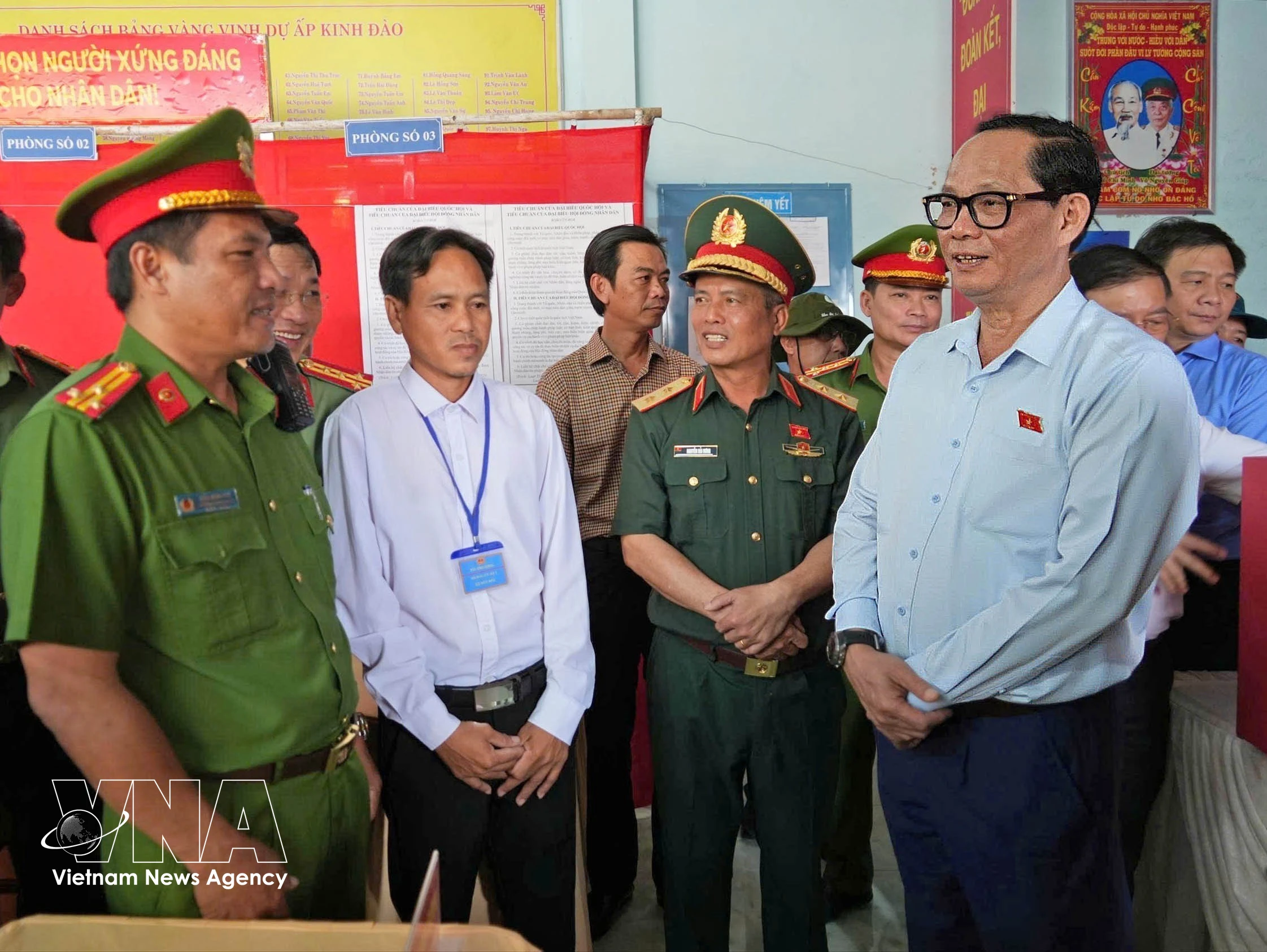 El vicepresidente de la Asamblea Nacional, Tran Quang Phuong (derecha) inspecciona los preparativos de las elecciones legislativas en la comuna de Dat Mui. (Fuente: VNA)