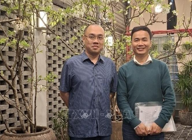 El profesor asociado y doctor Pham Quoc Nghi (derecha)(Fuente: VNA)