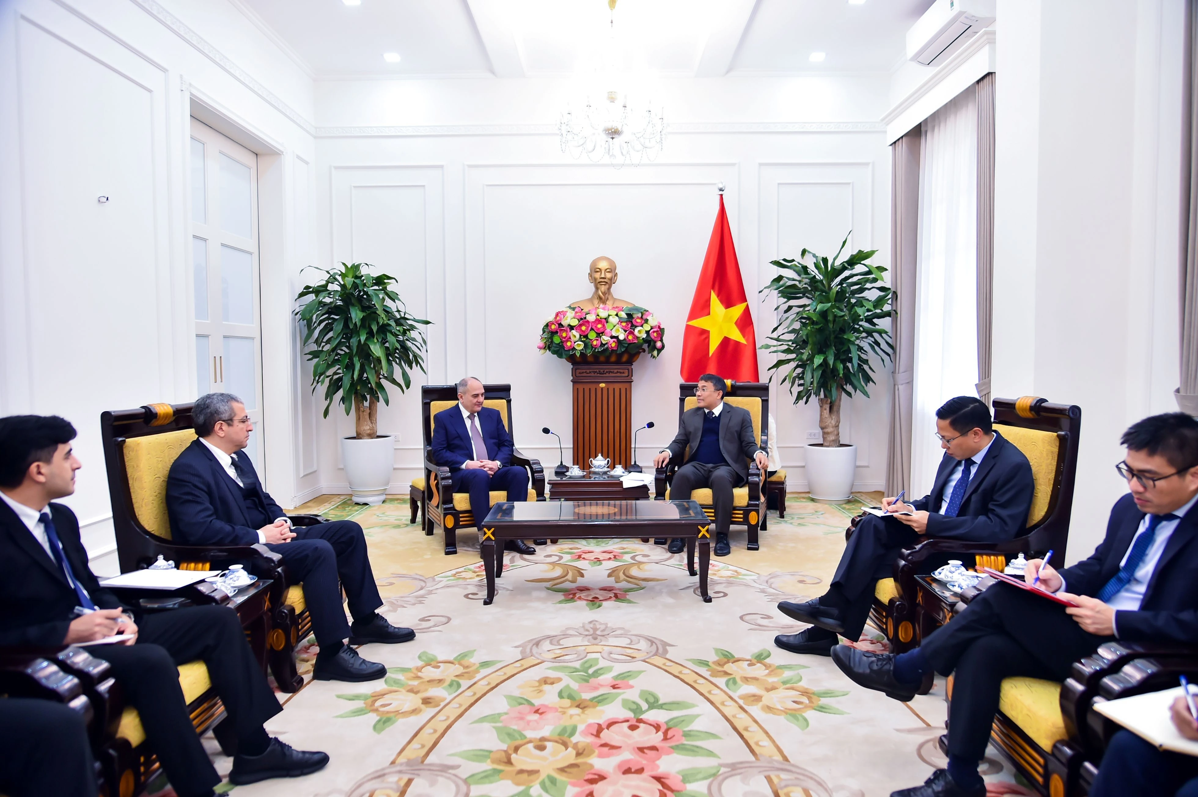 En la reunión entre el viceministro permanente de Relaciones Exteriores de Vietnam, Nguyen Minh Vu, y la delegación del Partido Nuevo Azerbaiyán. (Fuente: VNA)