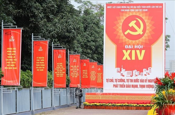 Pancartas y lemas, pintados de un rojo vibrante, adornan las calles de Hanoi, dando la bienvenida al XIV Congreso Nacional del Partido Comunista de Vietnam. (Foto: VNA)