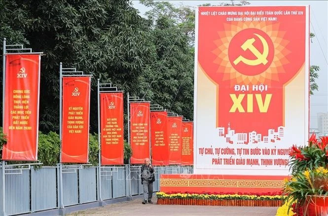 Pancartas y lemas, pintados de un rojo vibrante, adornan las calles de Hanoi, dando la bienvenida al XIV Congreso Nacional del Partido Comunista de Vietnam. (Foto: VNA)